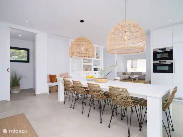 Villa Andrago | Moraira | 8 pers. huren in Spanje, Costa Blanca, Moraira - villa De grote ontbijttafel is de centrale plek van deze verdieping