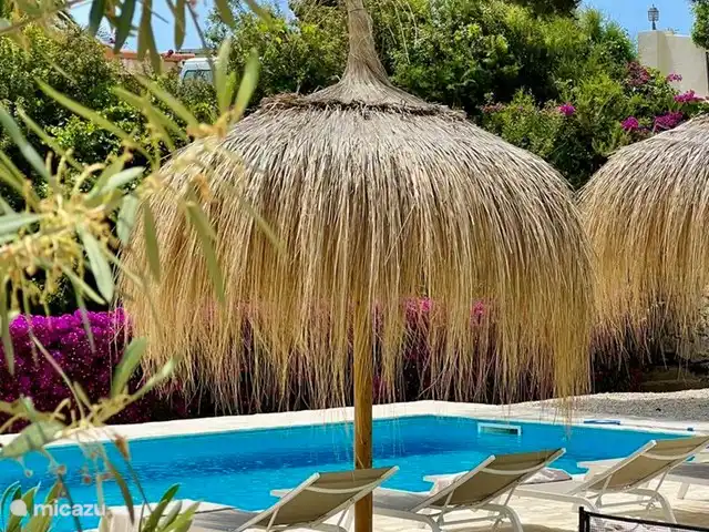 Villa Andrago | Moraira | 8 pers. huren in Spanje, Costa Blanca, Moraira - villa In de mediterrane tuin ligt een groot privé zwembad met daaromheen ligbedden en parasols.