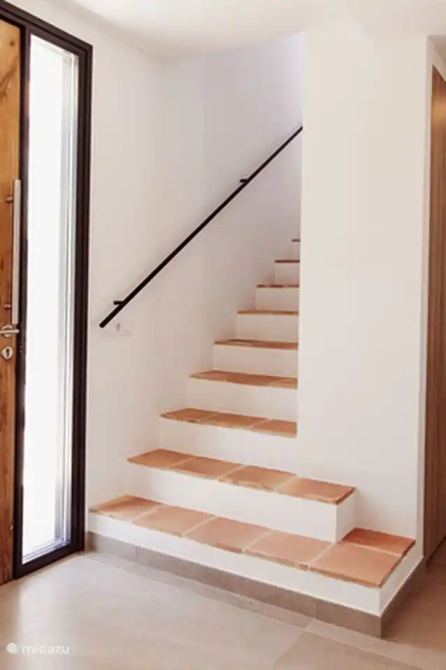 Im Erdgeschoss befinden sich die Schlafzimmer und Badezimmer. Über dem Wohnzimmer und der Küche