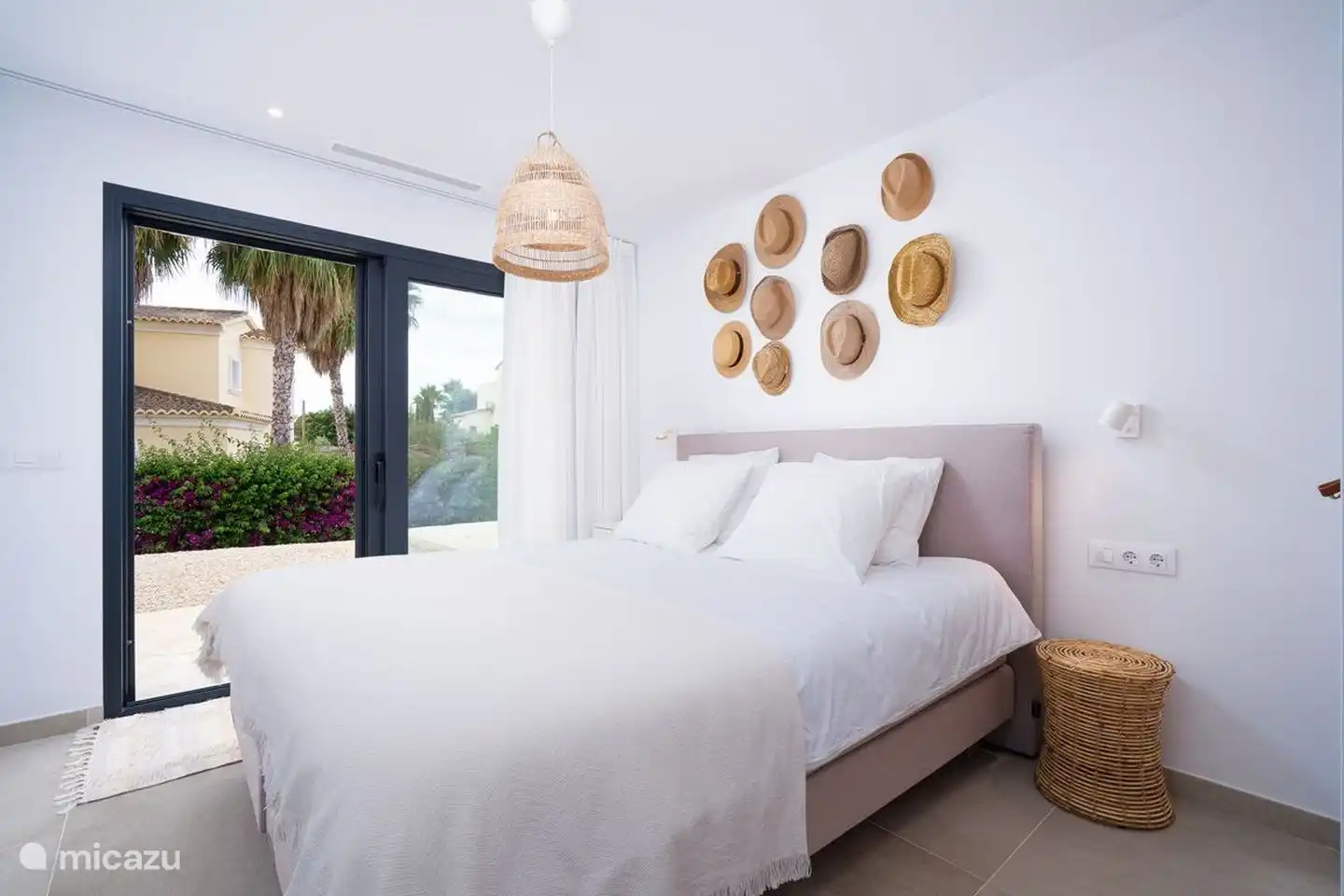 Die Villa verfügt über 4 Schlafzimmer mit bequemen Boxspringbetten und Schiebetüren zum Garten