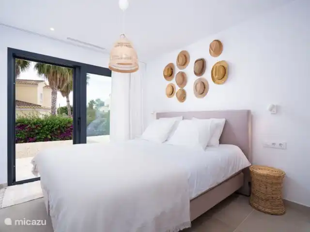 Villa Andrago | Moraira | 8 pers. huren in Spanje, Costa Blanca, Moraira - villa De villa heeft 4 slaapkamers met comfortabele boxspringbedden en schuifdeuren naar de tuin