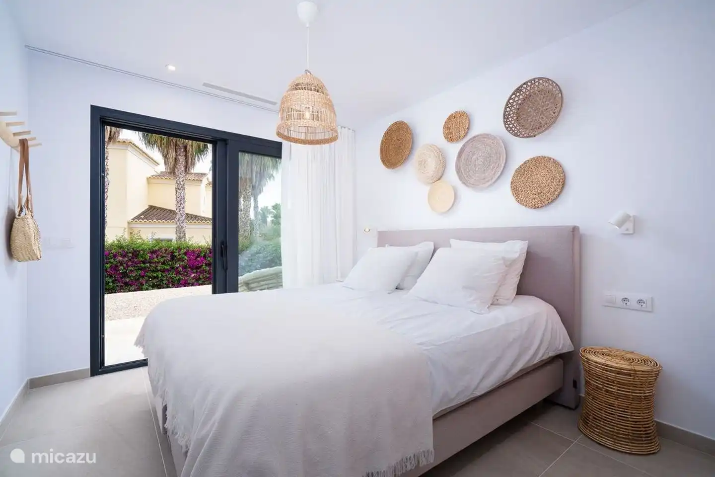 Die Villa verfügt über 4 Schlafzimmer mit bequemen Boxspringbetten und Schiebetüren zum Garten