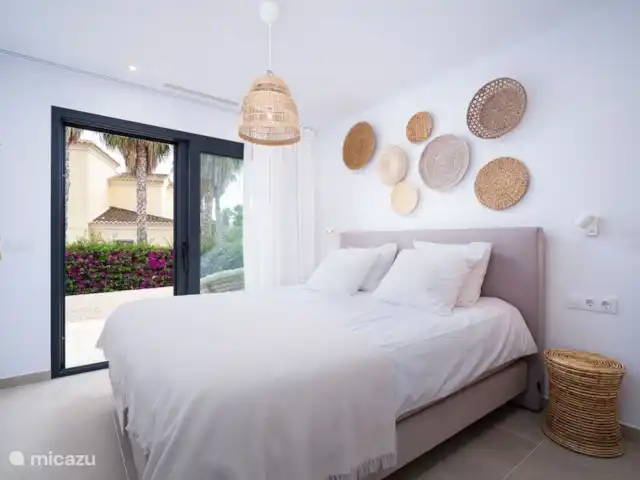 Villa Andrago | Moraira | 8 pers. huren in Spanje, Costa Blanca, Moraira - villa De villa heeft 4 slaapkamers met comfortabele boxspringbedden en schuifdeuren naar de tuin