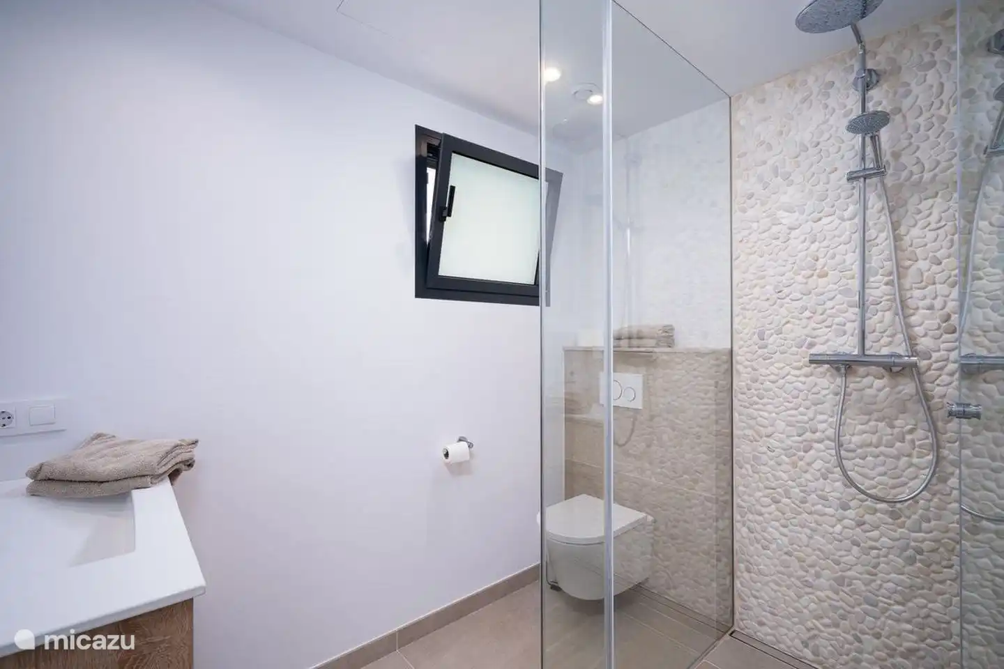 Die Villa verfügt über 2 Badezimmer mit Waschbecken und einer begehbaren Regendusche