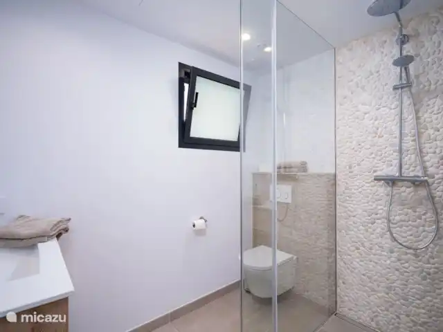 Villa Andrago | Moraira | 8 pers. huren in Spanje, Costa Blanca, Moraira - villa De villa heeft 2 badkamer met wasmeubel en een inloop regendouche