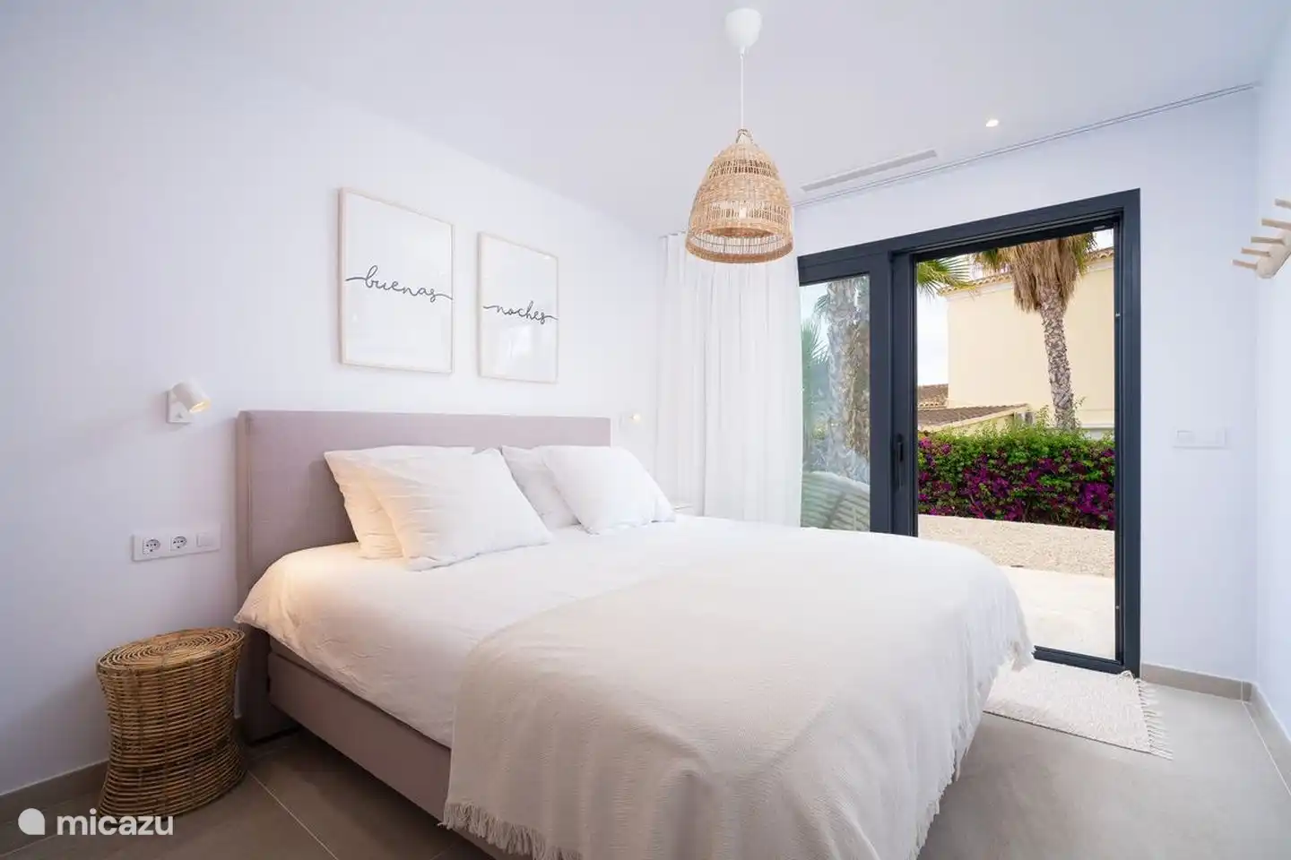 Die Villa verfügt über 4 Schlafzimmer mit bequemen Boxspringbetten und Schiebetüren zum Garten