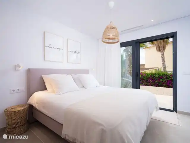 Villa Andrago | Moraira | 8 pers. huren in Spanje, Costa Blanca, Moraira - villa De villa heeft 4 slaapkamers met comfortabele boxspringbedden en schuifdeuren naar de tuin