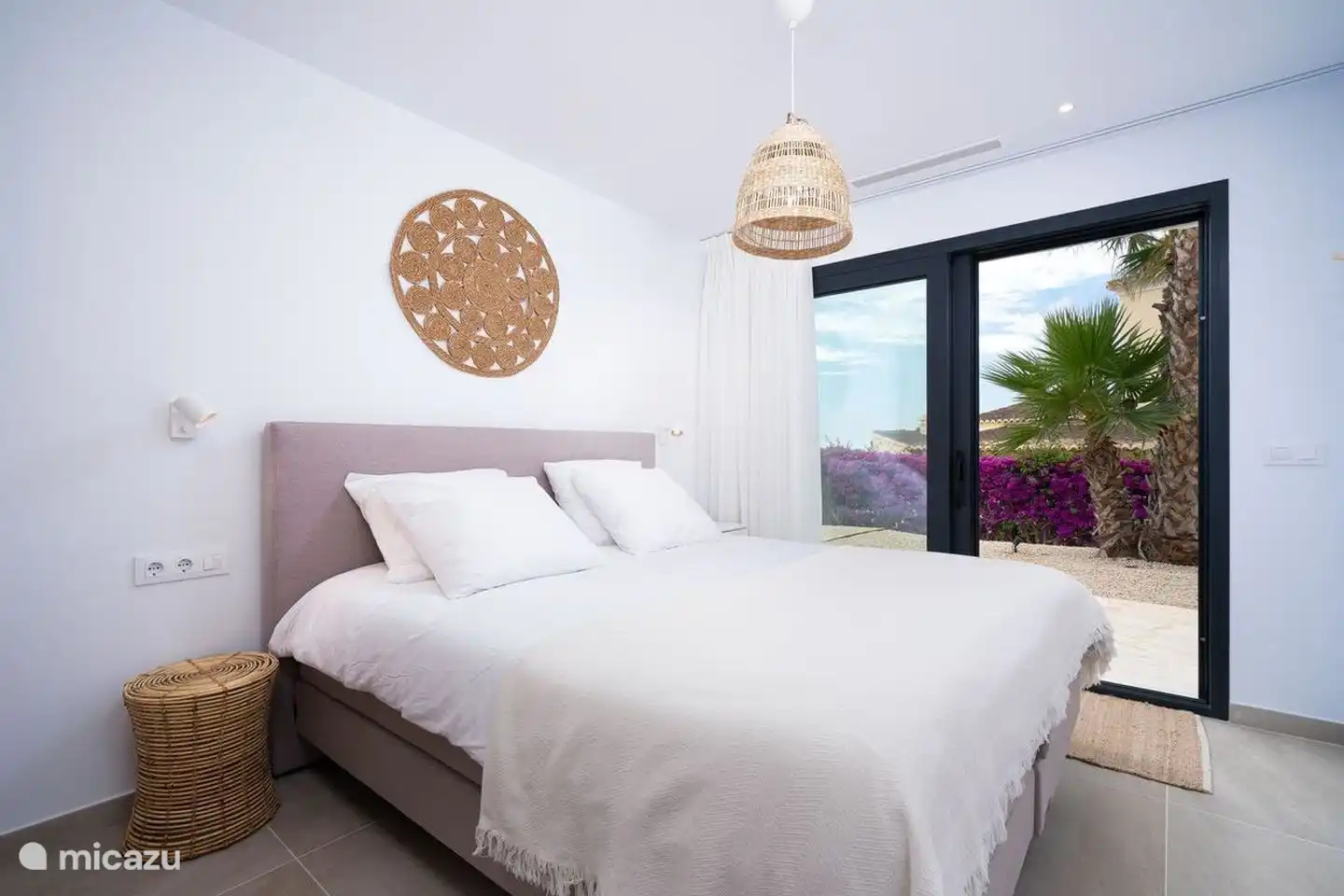 Die Villa verfügt über 4 Schlafzimmer mit bequemen Boxspringbetten und Schiebetüren zum Garten