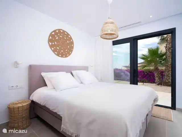 Villa Andrago | Moraira | 8 pers. huren in Spanje, Costa Blanca, Moraira - villa De villa heeft 4 slaapkamers met comfortabele boxspringbedden en schuifdeuren naar de tuin