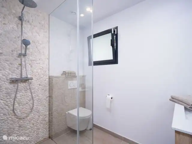 Villa Andrago | Moraira | 8 pers. huren in Spanje, Costa Blanca, Moraira - villa De villa heeft 2 badkamer met wasmeubel en een inloop regendouche