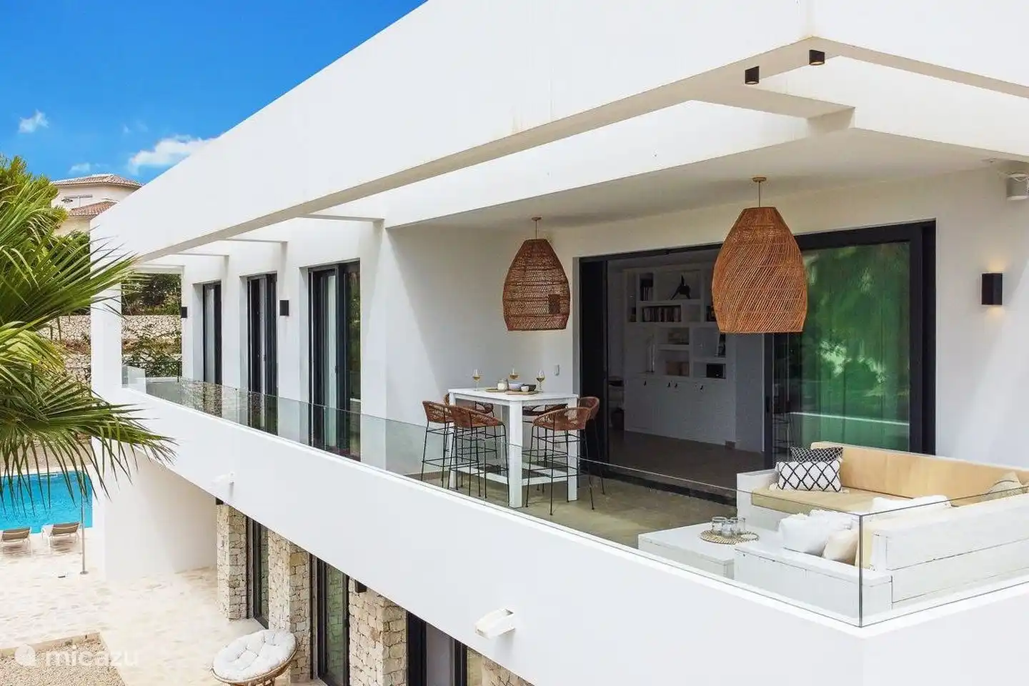 Das Wohnzimmer verfügt über große Schiebetüren, die Zugang zu einem geräumigen Balkon ermöglichen