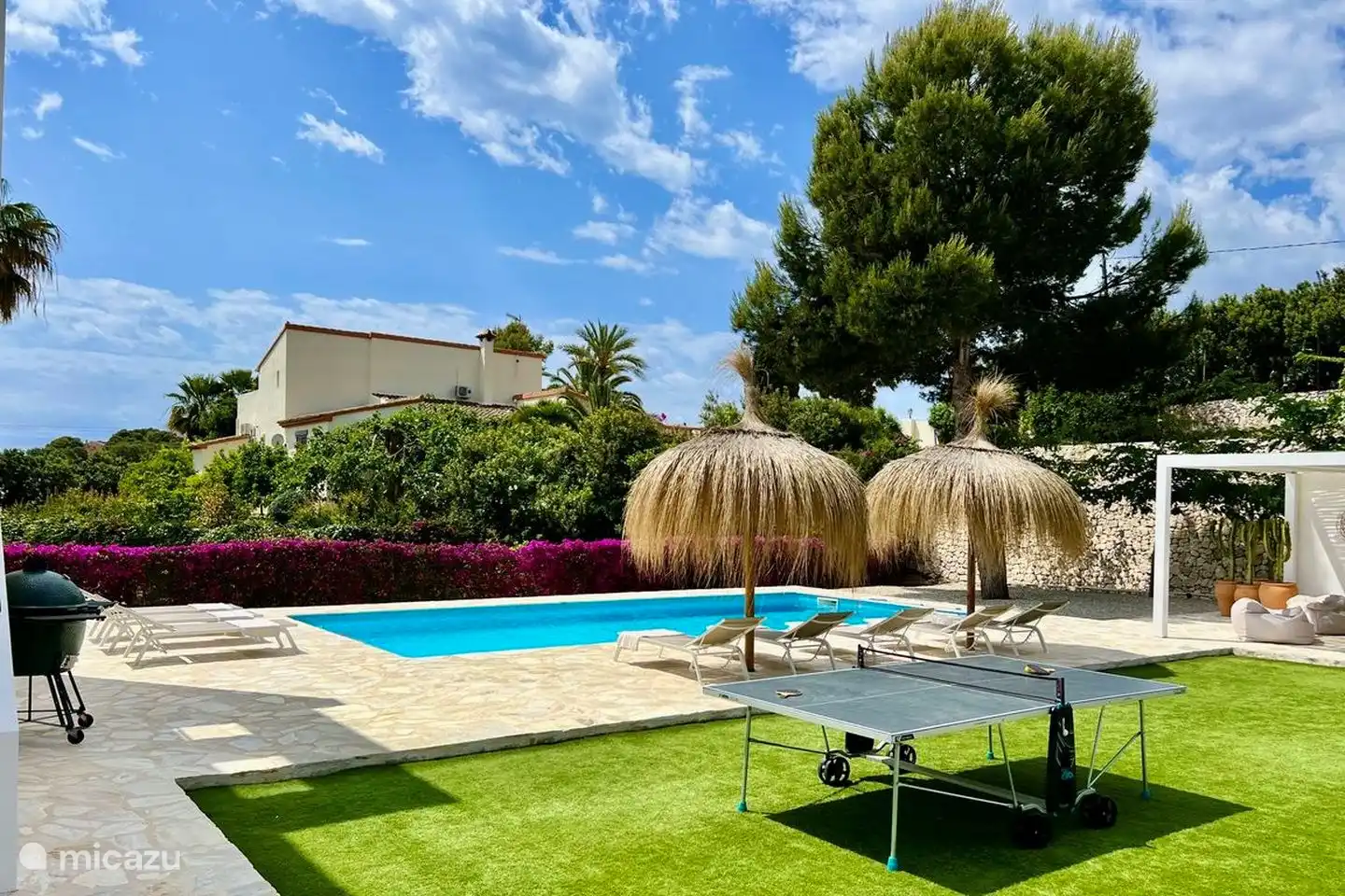 Im mediterranen Garten steht Ihnen eine Tischtennisplatte für die tägliche sportliche Betätigung zur Verfügung