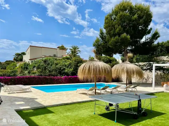 Villa Andrago | Moraira | 8 pers. huren in Spanje, Costa Blanca, Moraira - villa In de mediterrane tuin staat een pingpongtafel voor de dagelijkse beweging