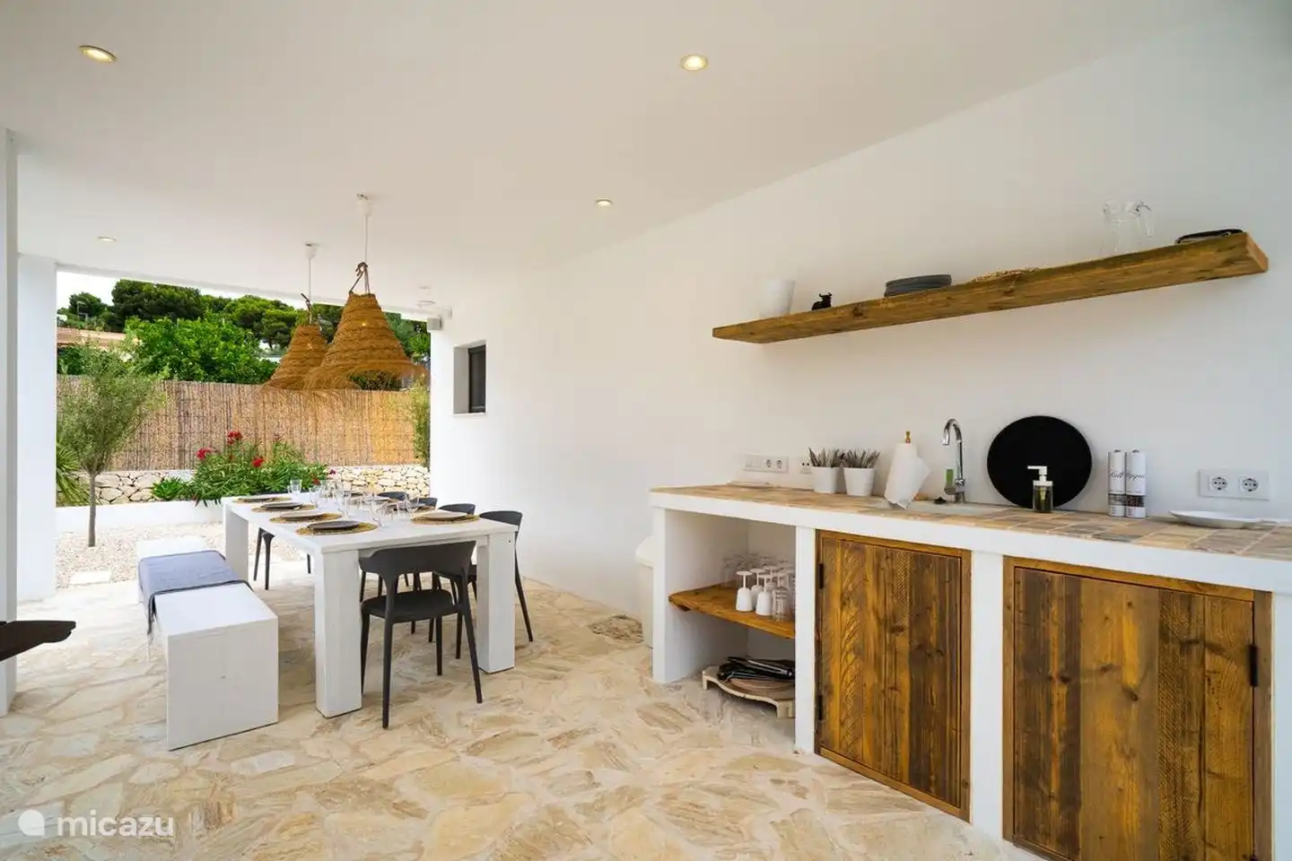 Die Außenküche ist komplett ausgestattet