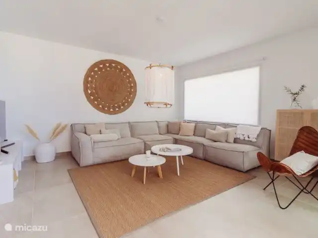 Villa Andrago | Moraira | 8 pers. huren in Spanje, Costa Blanca, Moraira - villa De ruime lichte woonkamer is voorzien van een comfortabele hoekbank