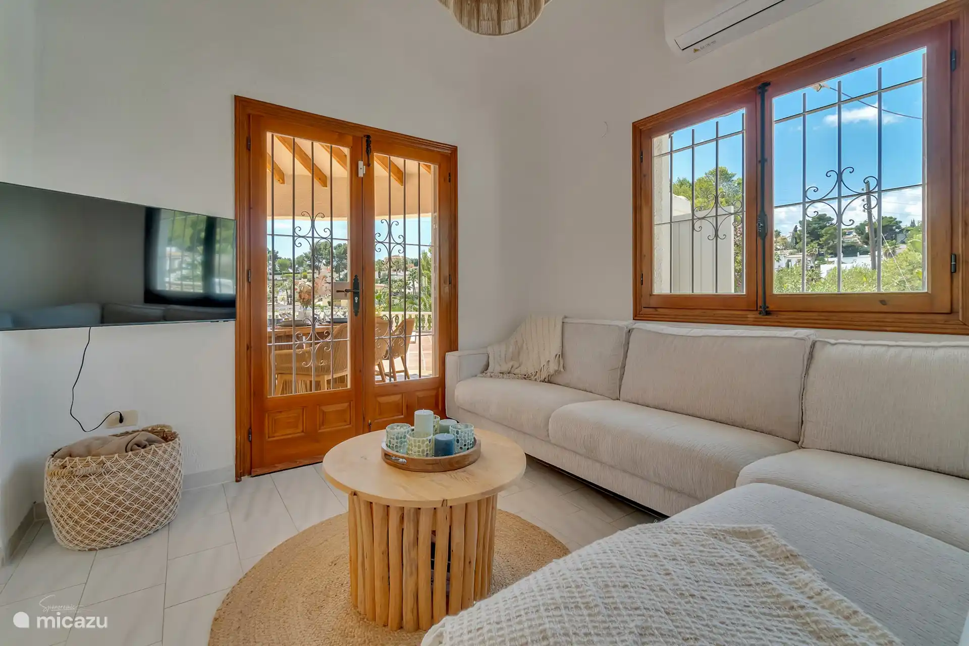 Lounge with a view of the swimming pool