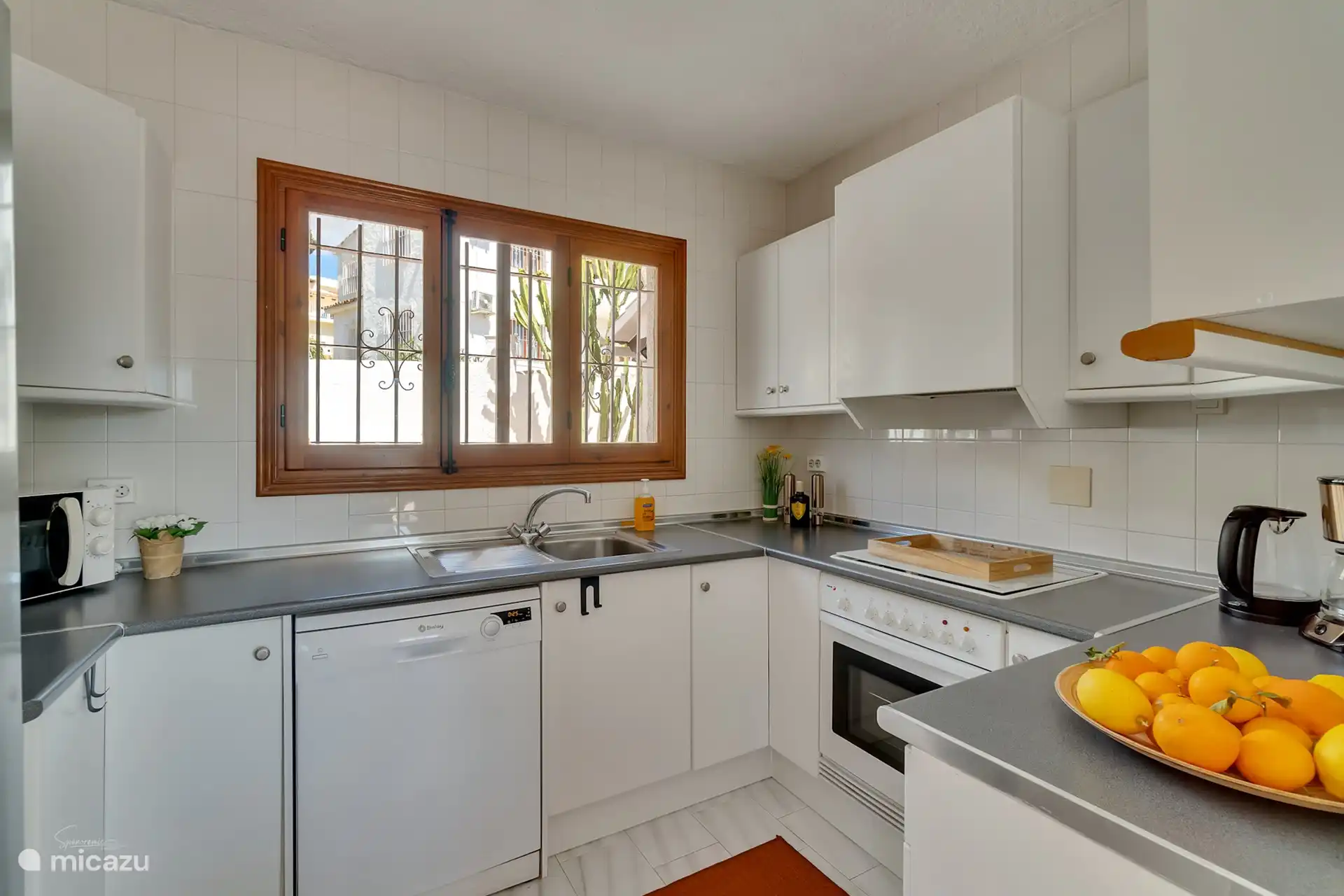 Kitchen with dishwasher, oven, microwave, gas stove, coffee maker, Dolce Gusto, Nespresso