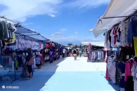 Grand marché à Torrevieja à côté du parc aquatique Aquapolis Tous les vendredis entre 08h00 et 14h00