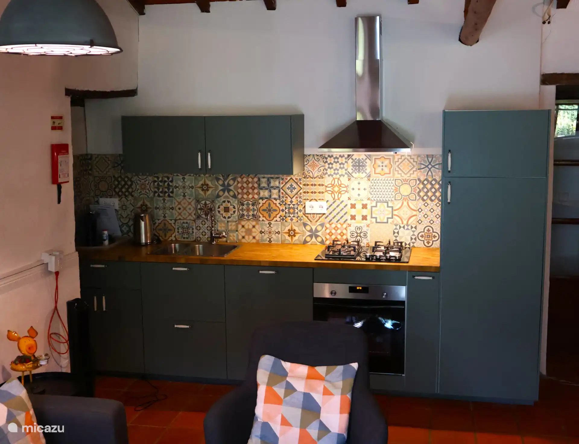 Cocina con lavavajillas y horno