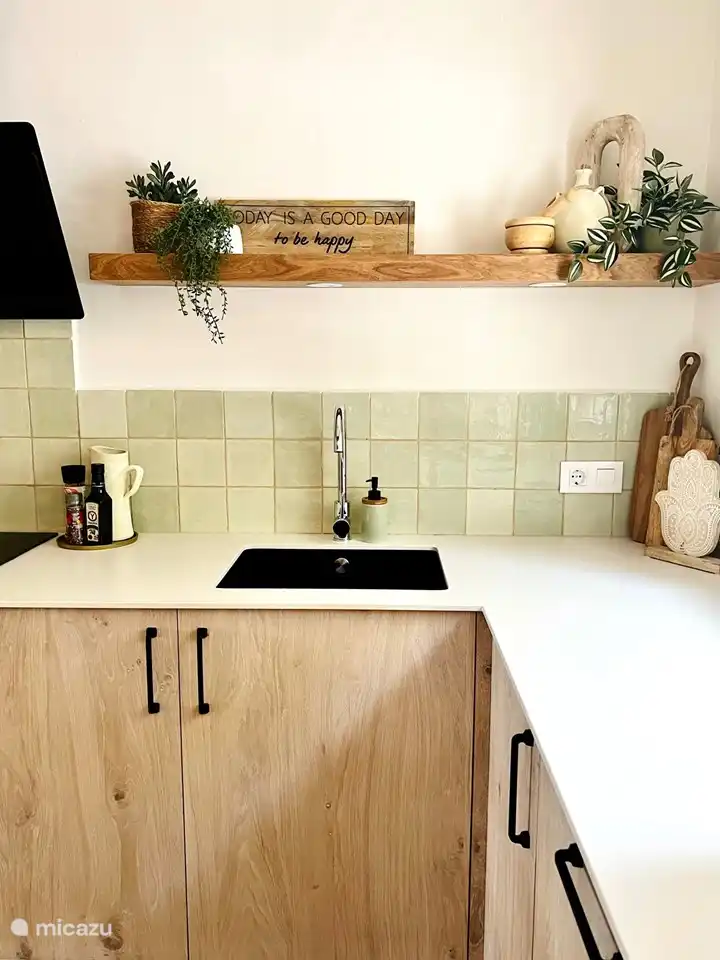 In den Schränken finden Sie außerdem alle Geräte, die Ihnen optimalen Komfort bieten: Toaster, Wasserkocher, Saftpresse, 2 Arten von Kaffeemaschinen (Nespresso und Pulver-/Filterbeutel), Mixer...