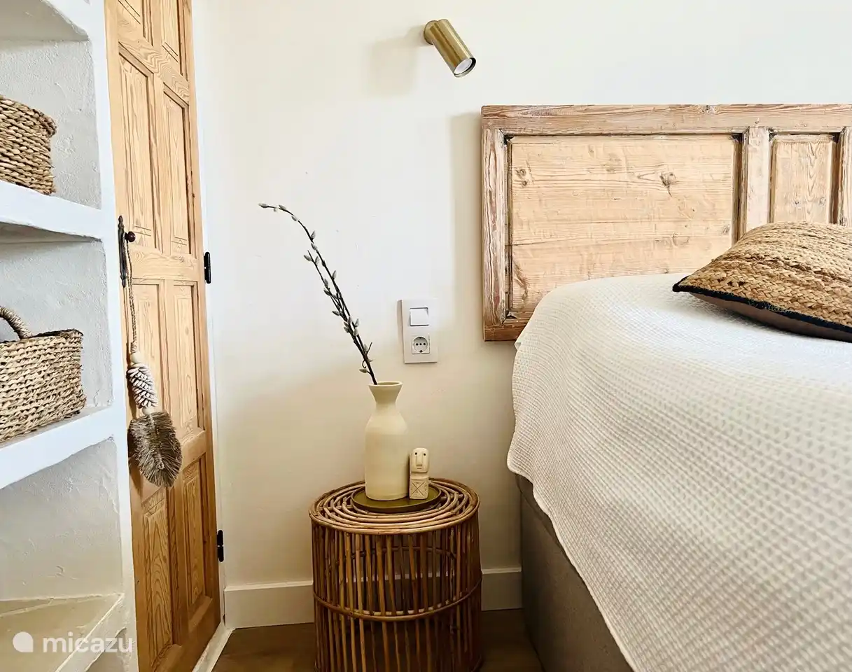 Beide Schlafzimmer sind im ruhigen, natürlichen Boho-Stil eingerichtet und mit allem Komfort ausgestattet.