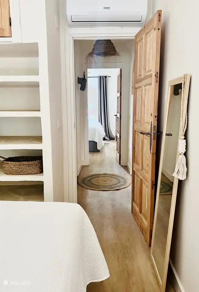 Beide Schlafzimmer verfügen über ein geräumiges Boxspringbett mit hochwertigen Matratzen und verschiedenen Kissenmodellen