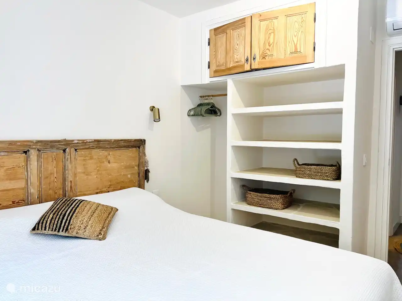 Beide Räume verfügen über ausreichend Stauraum, Garderobenständer und Haken zur Aufbewahrung Ihrer persönlichen Gegenstände. Koffer können Sie unter dem Bett verstauen :-) 