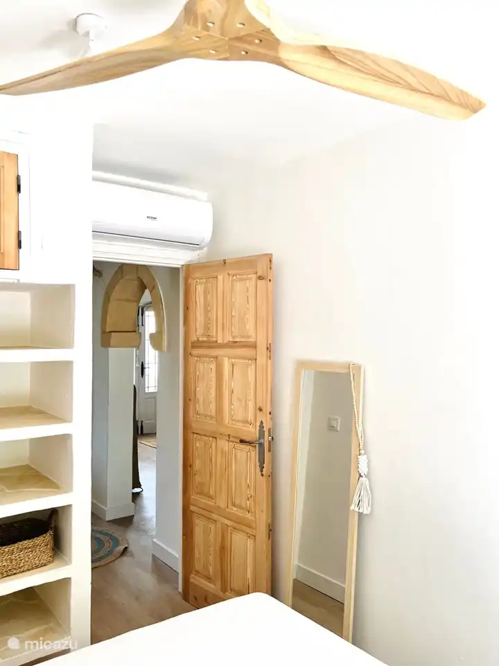 Beide Schlafzimmer sind außerdem mit neuen Klimaanlagen und Deckenventilatoren ausgestattet.