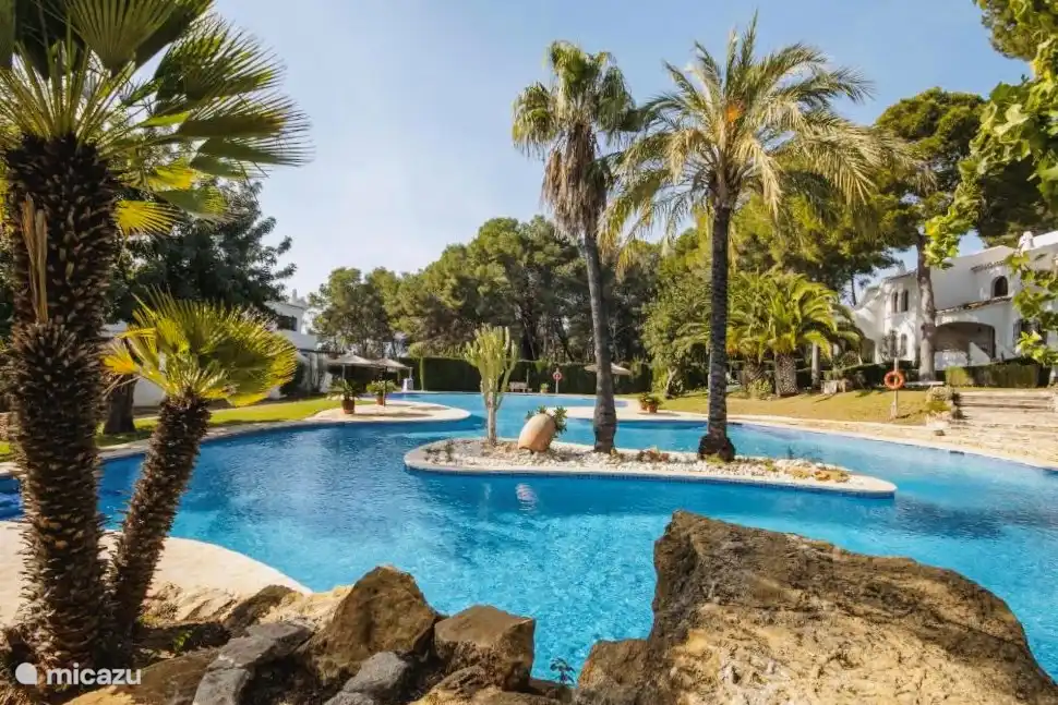 Sie können den ganzen Tag schwimmen. Casa Lola verfügt außerdem über Strandtücher und 2 Klappbetten, die Sie zum Pool oder zum Strand mitnehmen können.