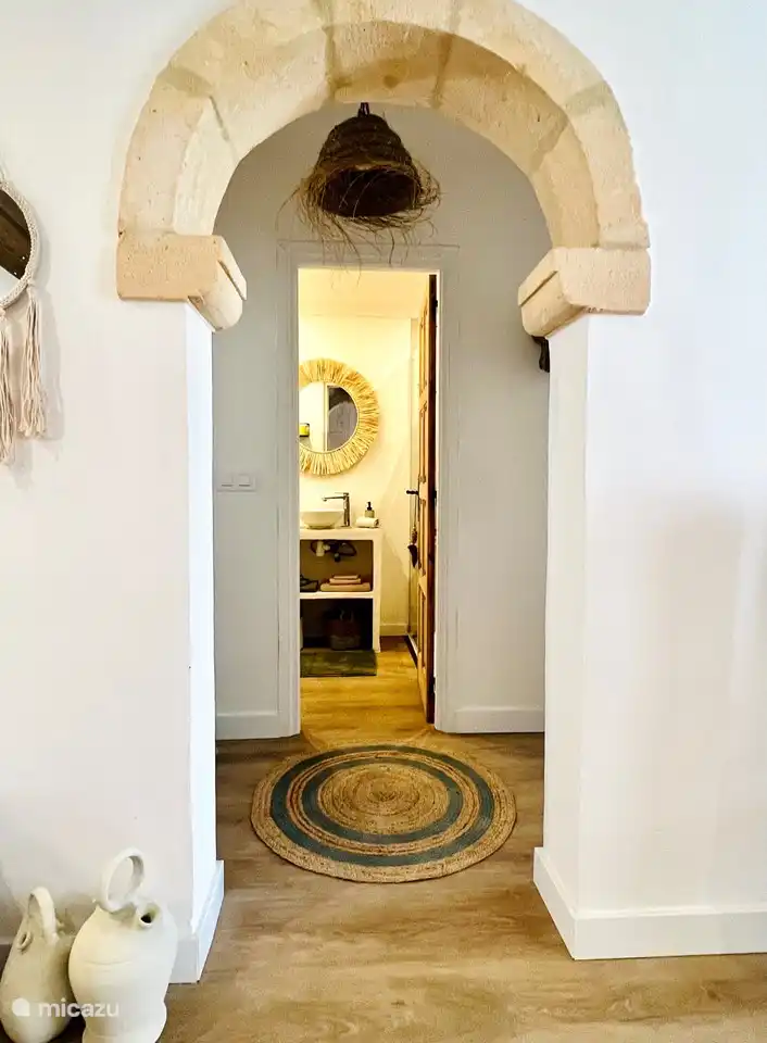 Das Badezimmer befindet sich im Flur zwischen beiden Schlafzimmern...