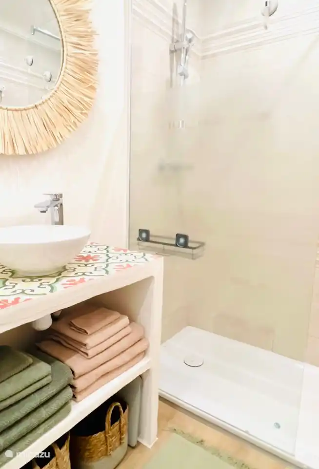 Das Badezimmer ist nicht besonders groß, aber mit allem ausgestattet ... Eine geräumige ebenerdige Dusche, Absaugung, Toilette, Waschbecken, Spiegel, Seifen, ausreichend und weiche Handtücher, Haartrockner, Waage und Stauraum für Ihre persönlichen Gegenstände.