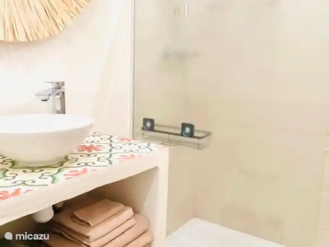 Casa Lola * Style bohème | Espagne, Costa Blanca, Jávea - maison mitoyenne La salle de bain n'est pas super grande, mais elle est équipée de tout... Une spacieuse douche à l'italienne, extraction, WC, lavabo, miroir, savons, serviettes en suffisance et moelleuses, sèche-cheveux, pèse-personne et espace de rangement pour vos effets personnels.