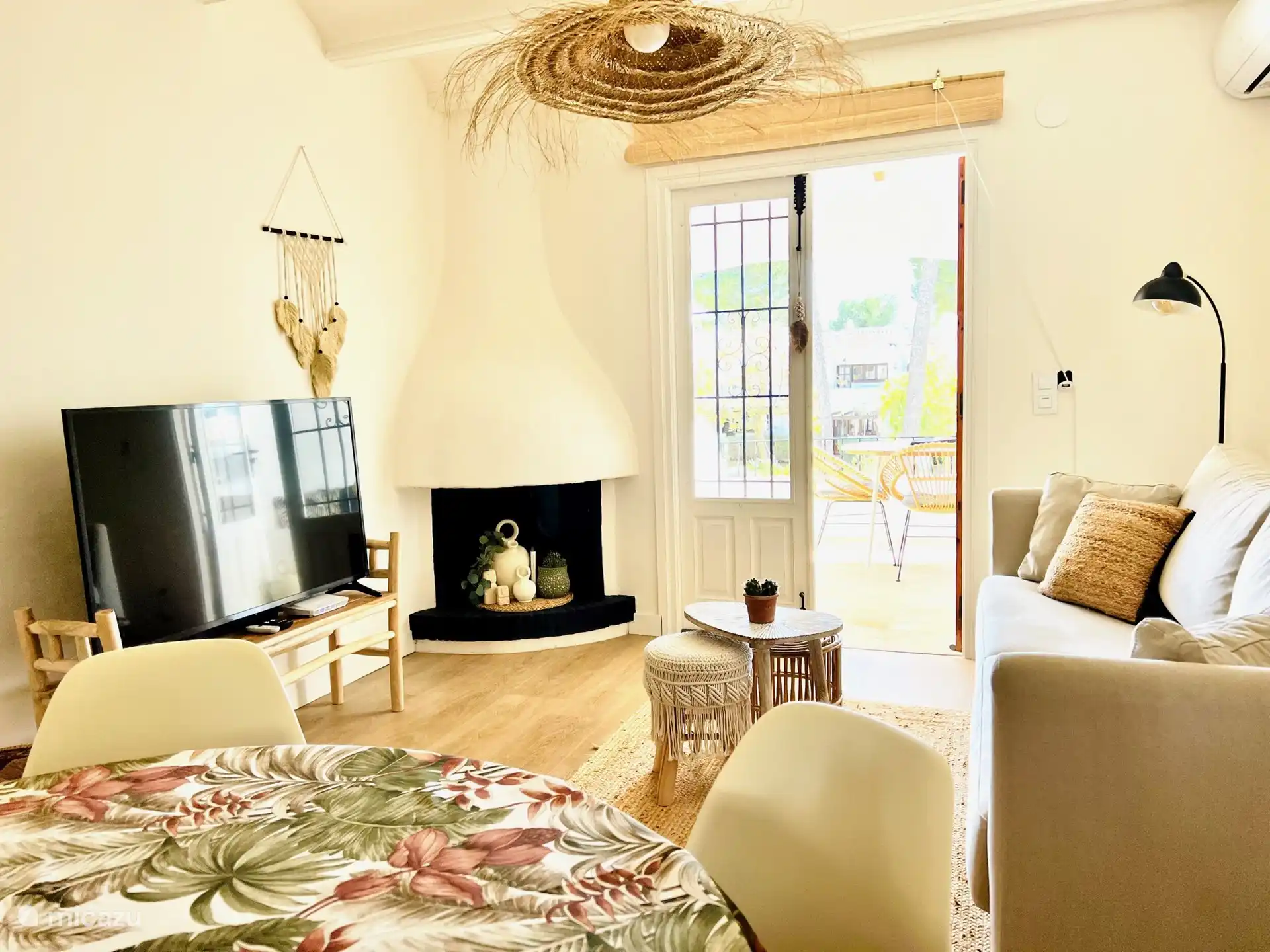 Durch die Doppeltüren betreten Sie die überdachte, helle und großzügige Privatterrasse. (nach Süden ausgerichtet)