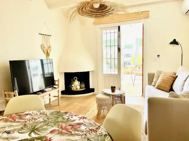 Casa Lola * Style bohème | Espagne, Costa Blanca, Jávea - maison mitoyenne Par les doubles portes, vous entrez sur la terrasse privée couverte, lumineuse et spacieuse. (face sud)