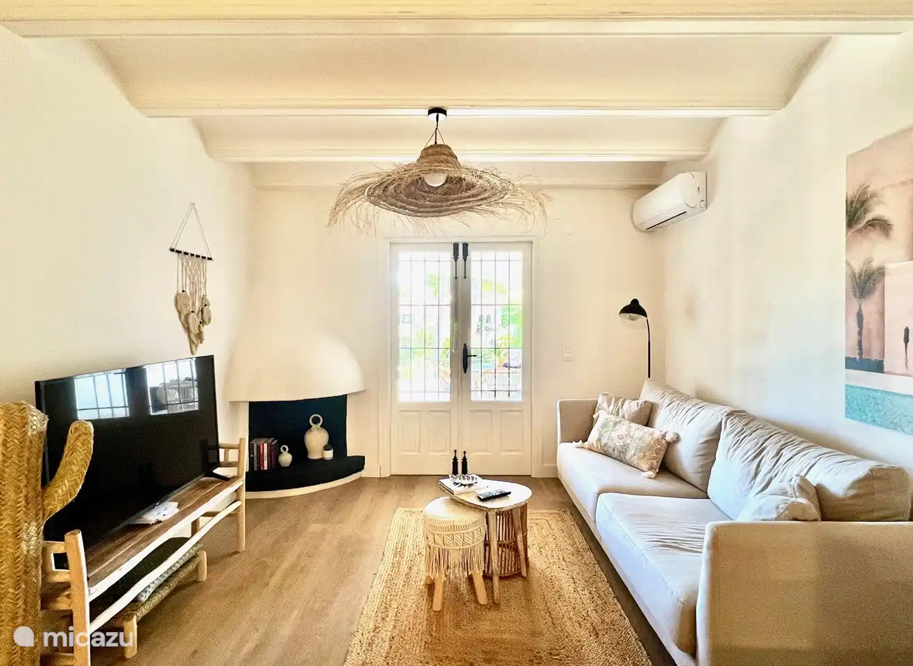 Durch die Doppeltüren betreten Sie die überdachte, helle und großzügige Privatterrasse.