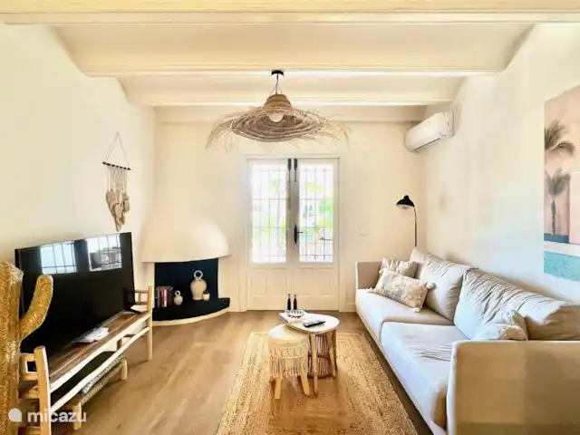 Casa Lola * Style bohème | Espagne, Costa Blanca, Jávea - maison mitoyenne Par les doubles portes, vous entrez sur la terrasse privée couverte, lumineuse et spacieuse.