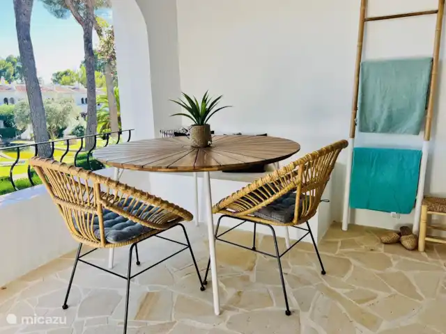 Casa Lola * Style bohème | Espagne, Costa Blanca, Jávea - maison mitoyenne De la terrasse, vous avez une belle vue sur le jardin parfaitement entretenu. Nous vous proposons également une plancha / plaque de cuisson de table... Confortable pour déguster des crevettes, des calamars, des steaks, des légumes... sur la plaque de cuisson.