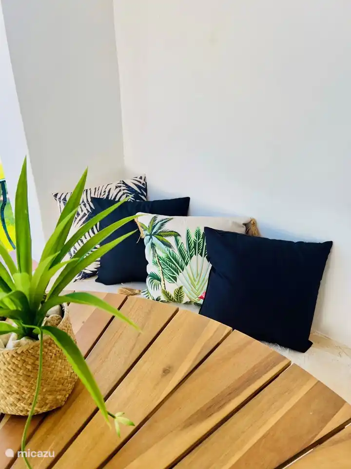 Von der Terrasse aus haben Sie einen wunderschönen Blick auf den perfekt gepflegten Garten.