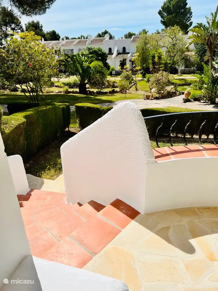 Sie betreten den privaten Garten über die Treppe (siehe nächstes Foto) 