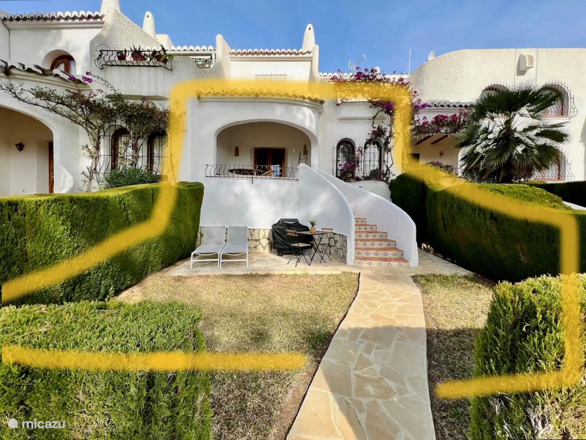Casa Lola befindet sich in der Urbanisation. Los Lagos.
Blick vom Garten auf das Haus, sonniger Privatgarten und Terrasse