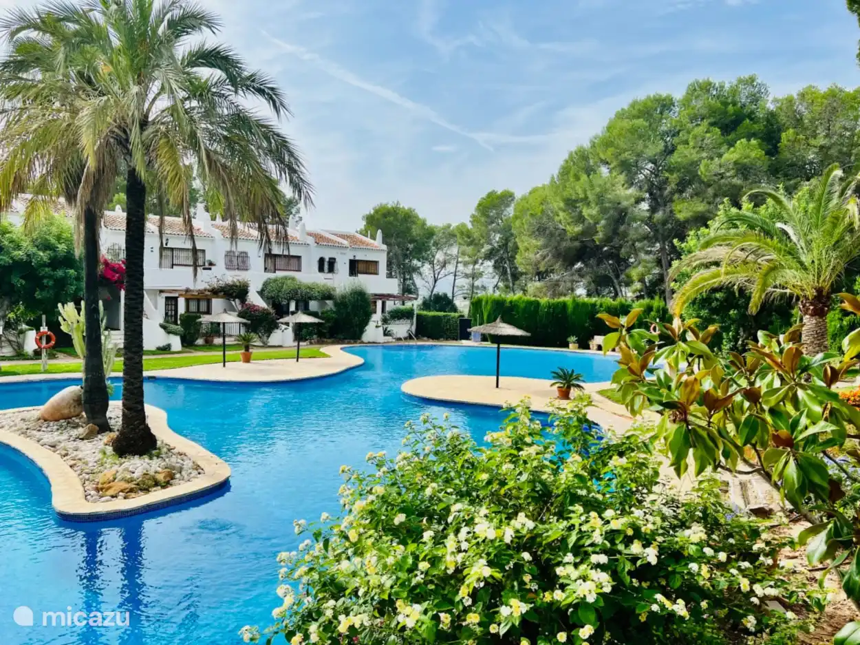  Der große Gemeinschaftspool (mit Insel, Wasserfall, verschiedenen Tiefen und separatem Kinderbecken) liegt ca. 35 m rechts vom privaten Garten... 