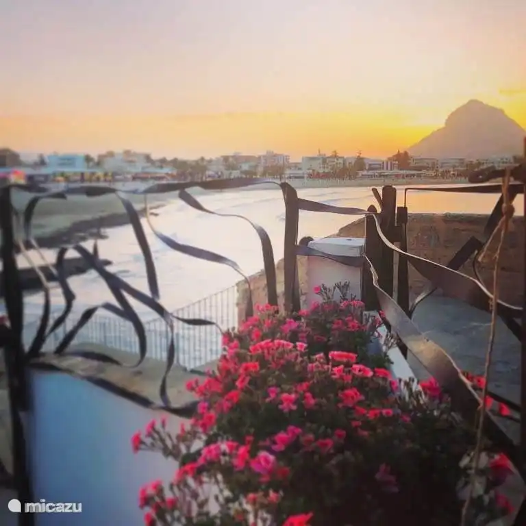 Sonnenuntergang von der oberen Terrasse des Restaurants 'La Bambula' am Strand von Arenal