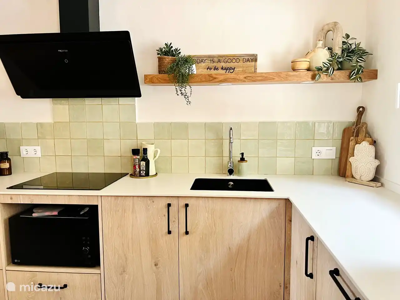 In den Schränken finden Sie schönes und ausreichendes Geschirr, ausreichend und verschiedene Gläsermodelle, Besteck, Messerblock mit Kochmessern, Schneidebretter, Brotkörbe, Apero-Gerichte...