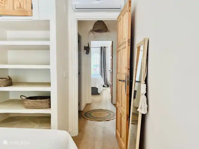 Casa Lola * Style bohème | Espagne, Costa Blanca, Jávea - maison mitoyenne La chambre 2 est équipée d'un sommier spacieux (160x200), d'un espace de rangement, d'un ventilateur de plafond, de la climatisation, de moustiquaires et d'un rideau occultant. La maison est également équipée de nouvelles fenêtres en aluminium (bien sûr avec double vitrage)