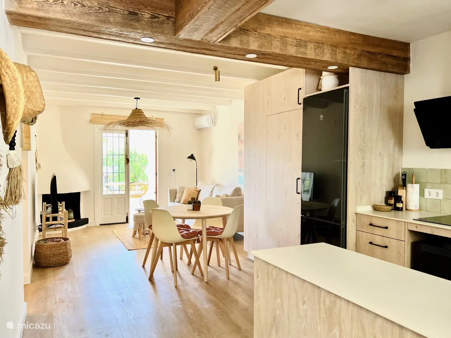 Das Haus ist mit allem Komfort ausgestattet, die Türen führen auf die Terrasse und den privaten Garten.