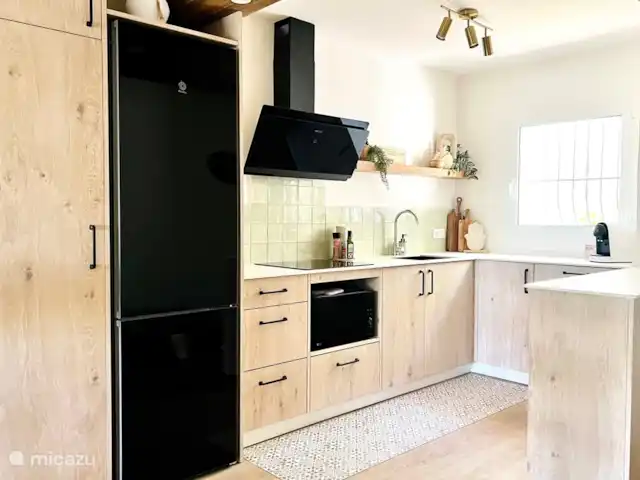 Casa Lola * Style bohème | Espagne, Costa Blanca, Jávea - maison mitoyenne À gauche du réfrigérateur, vous trouverez la machine à laver et le sèche-linge. Un aspirateur, table à repasser, fer à repasser, étendoir à linge... est également mis à votre disposition durant votre séjour...