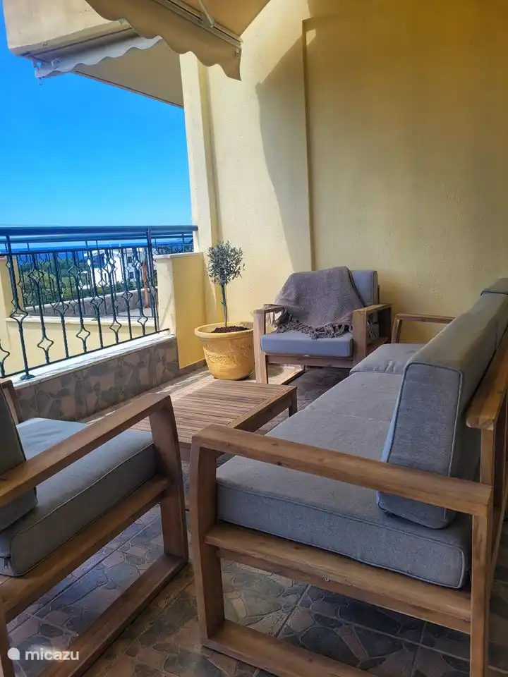 Enjoy a delicious breakfast or a delicious drink on the spacious balcony. The balcony has awnings, so you can still sit in the shade. 