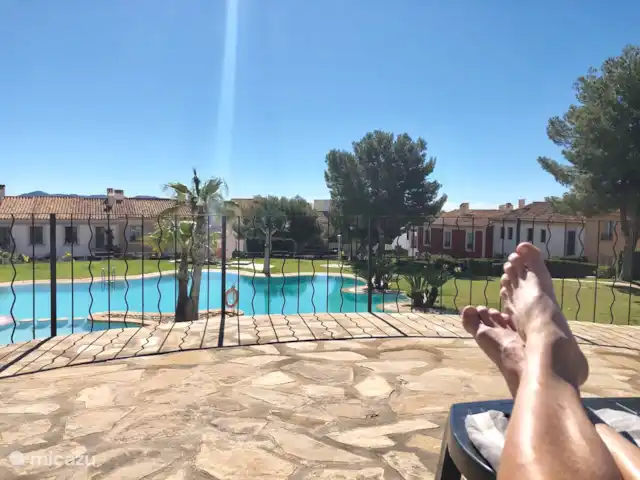 Location de Vacances Espagne, Costa Blanca, Benidorm, maison mitoyenne - Casita El Mirador Dans le prolongement du jardin de plain-pied dans le jardin commun se trouve une grande estrade où vous pourrez également vous asseoir au soleil.