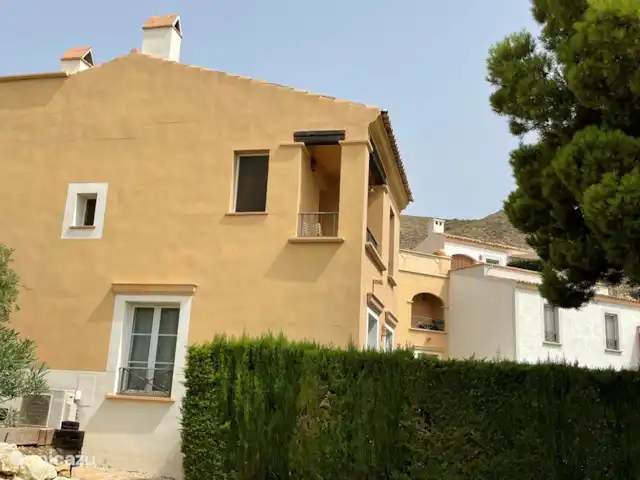 Location de Vacances Espagne, Costa Blanca, Benidorm, maison mitoyenne - Casita El Mirador Vue latérale de votre maison de vacances avec balcon.
