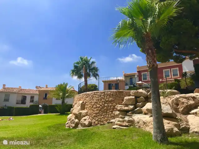 Location de Vacances Espagne, Costa Blanca, Benidorm, maison mitoyenne - Casita El Mirador La pelouse autour de la piscine.